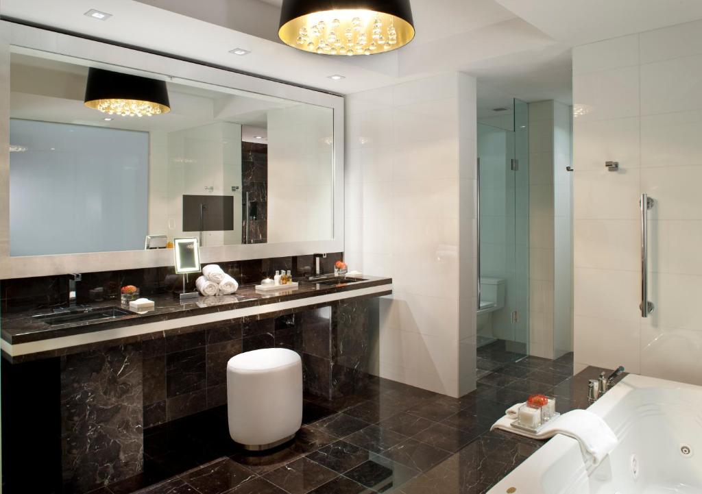 Hotel Beaux Arts, Autograph Collection - Klee King Guest Room