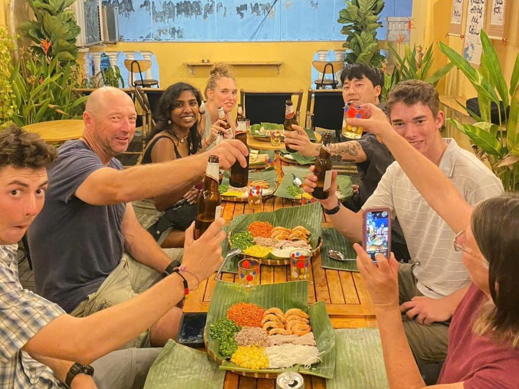 Saigon Authentic Hostel - FREE Alley Walking Tour, Fresh Daily Breakfast, Gym & Rooftop Billiard - Hizvo