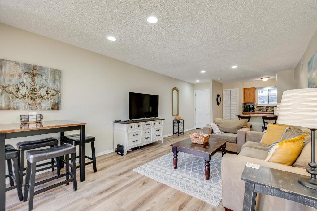 Escape to Paradise: Steps from Pool and Lake Conroe in Charming Montgomery - News Directory 3