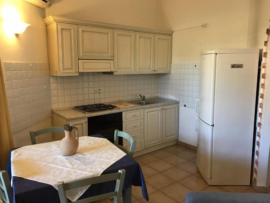 Villino Iris a Murta Maria - Oasi con Piscina e Vista Mare