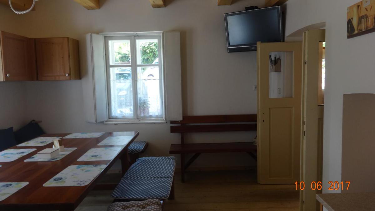 Chaloupka za potůčkem - Housity