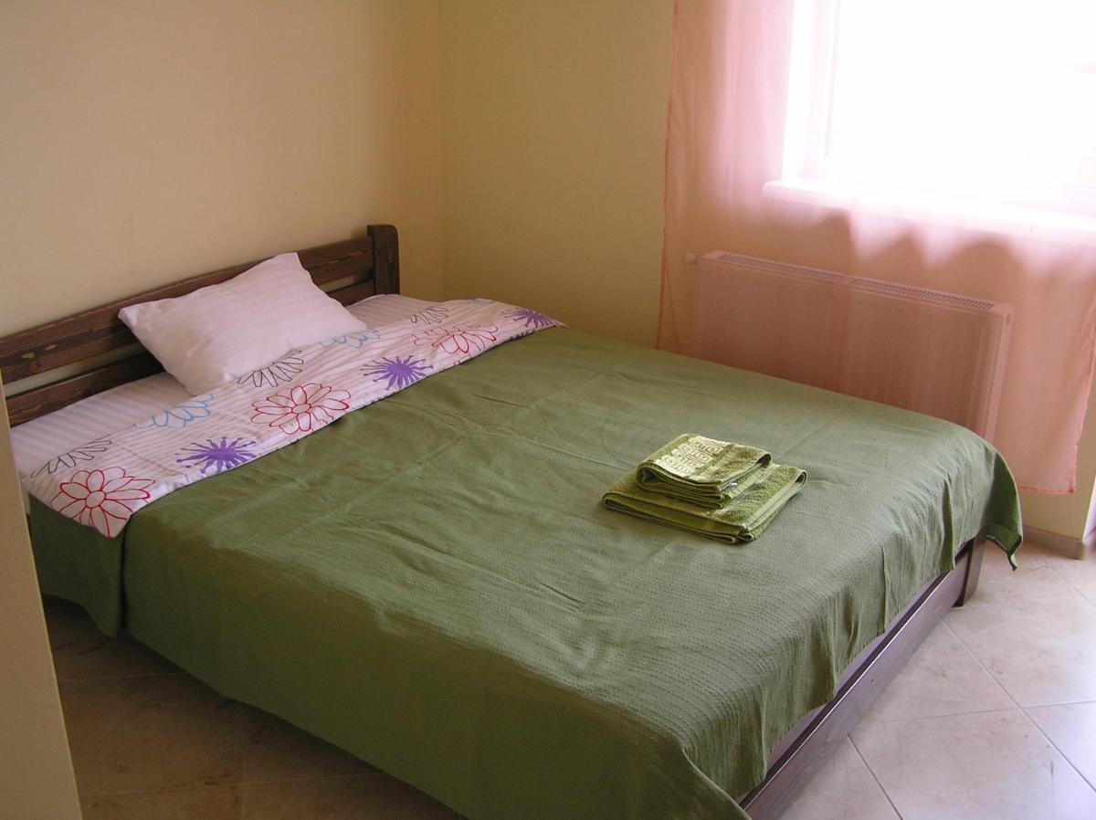 Orange Guest Rooms - Housity