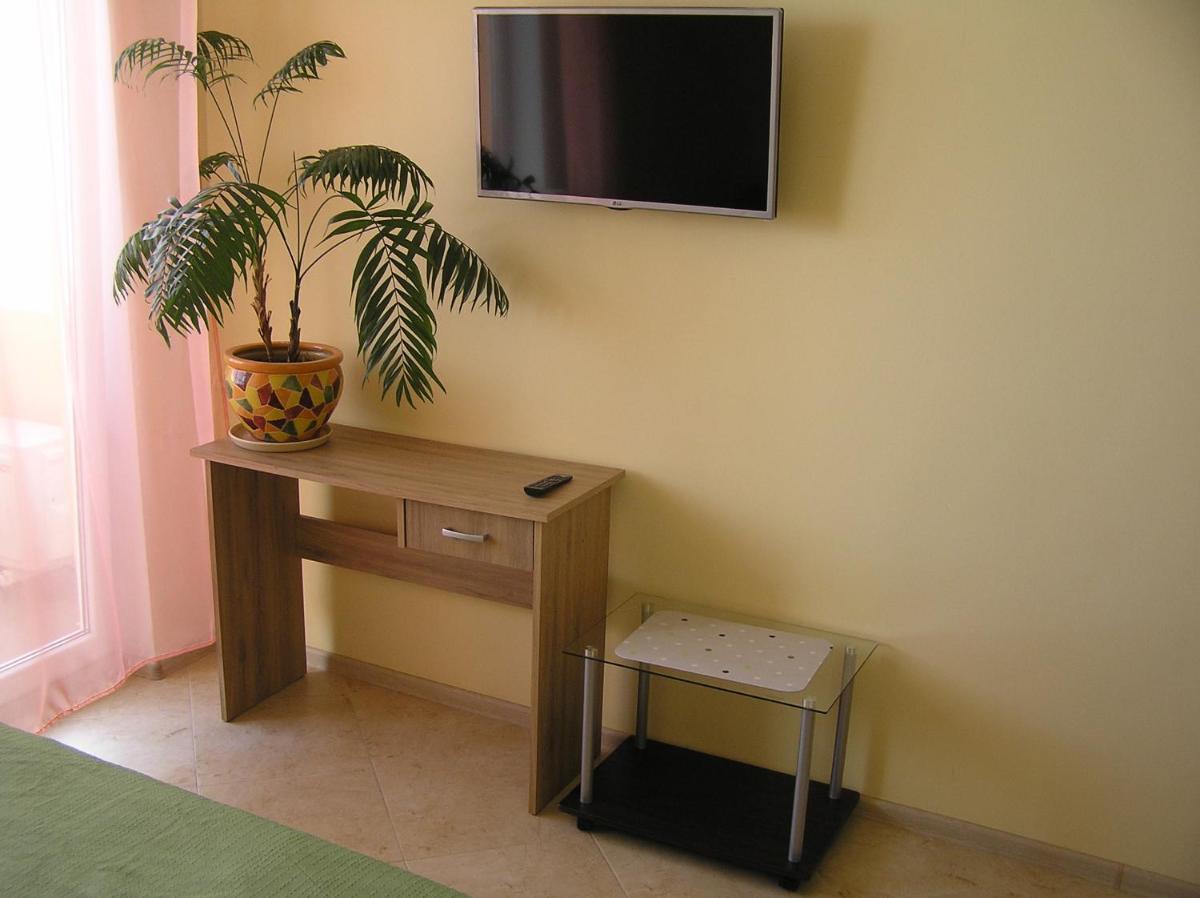 Orange Guest Rooms - Housity