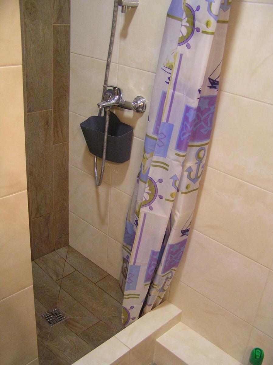 Orange Guest Rooms - Housity