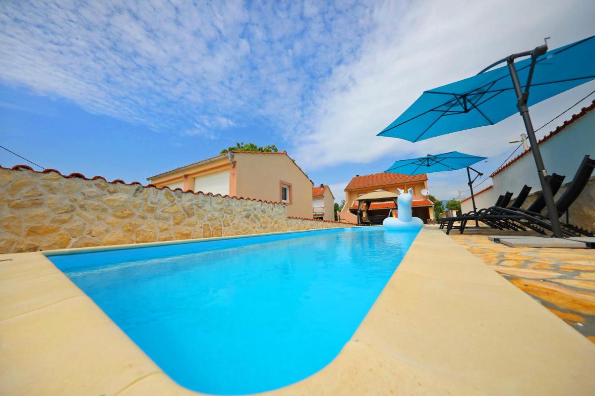 Holiday Home Luka Pridraga - Housity