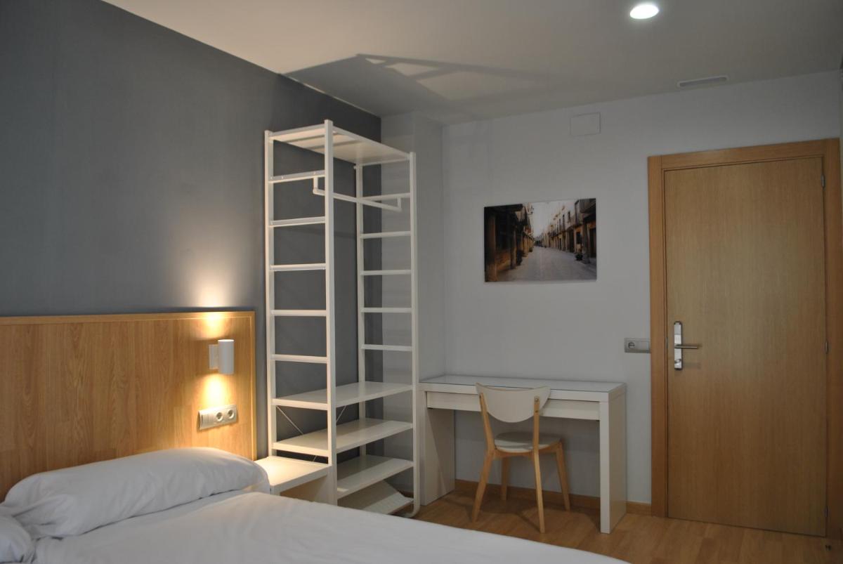 Hostal Universitat - Housity