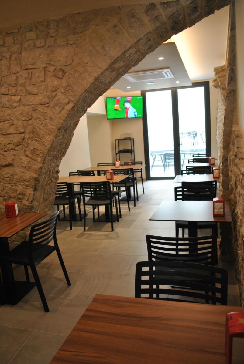 Hostal Universitat - Housity