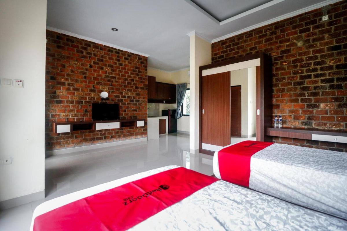 Suitetrails - RedDoorz Plus near Kualanamu Airport
