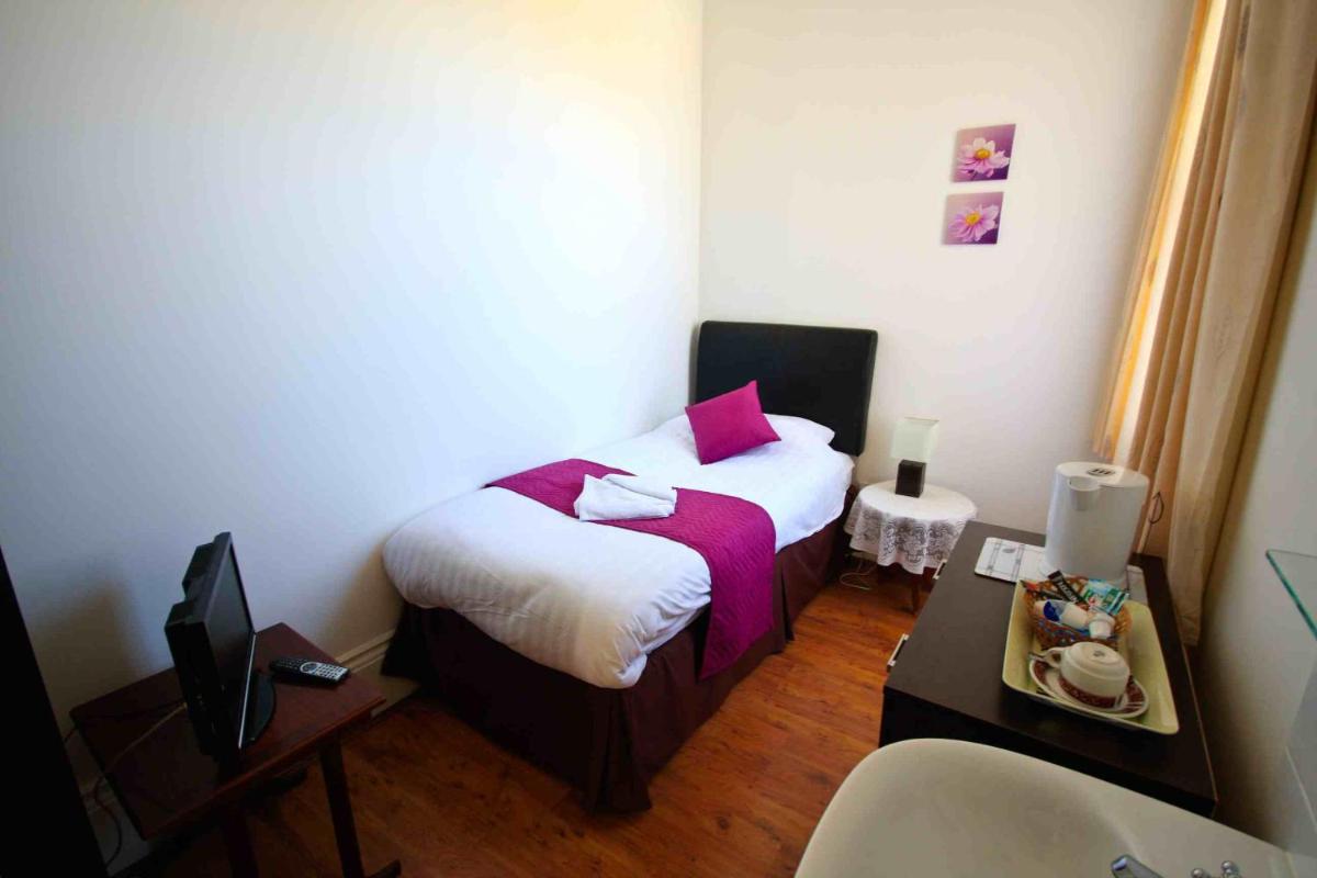Lyndhurst House - Housity