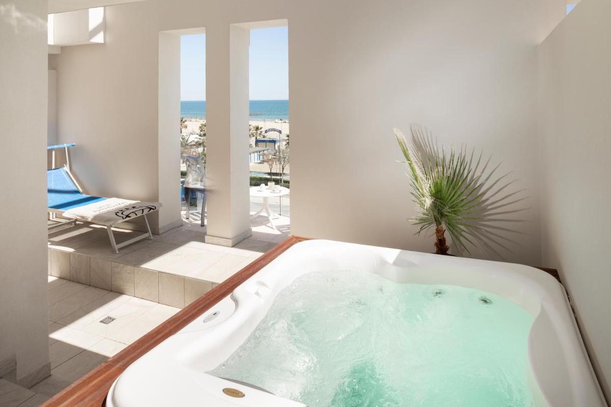 Hotel Ambassador - Housity
