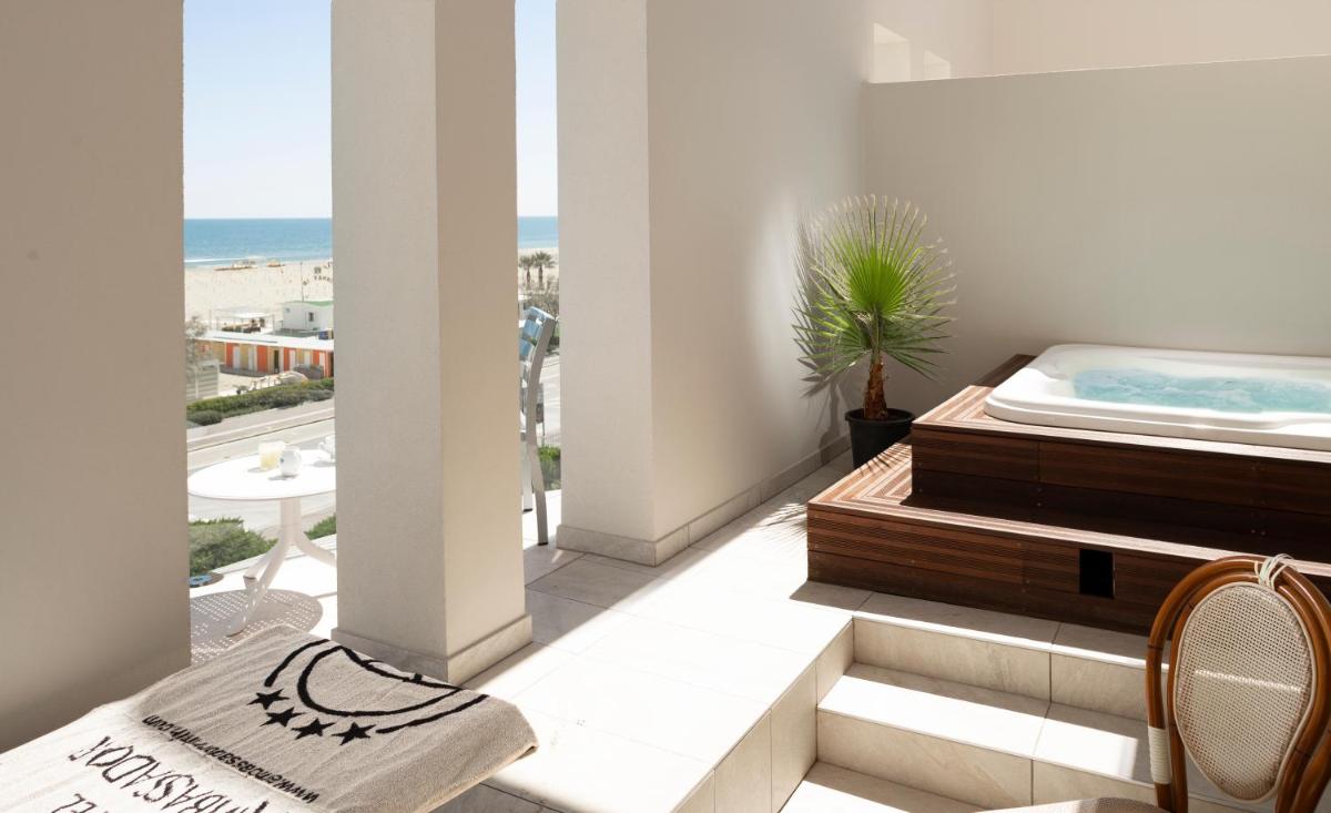 Hotel Ambassador - Housity