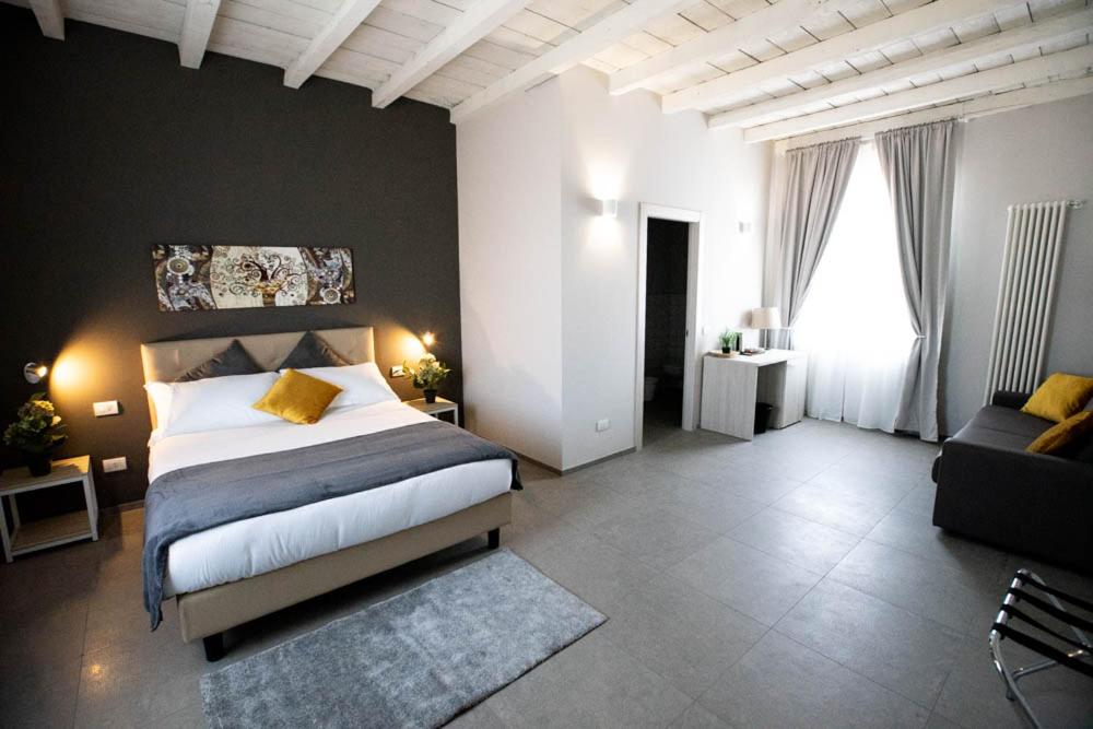 Lo Stallone -Malpensa Milan airport - Housity