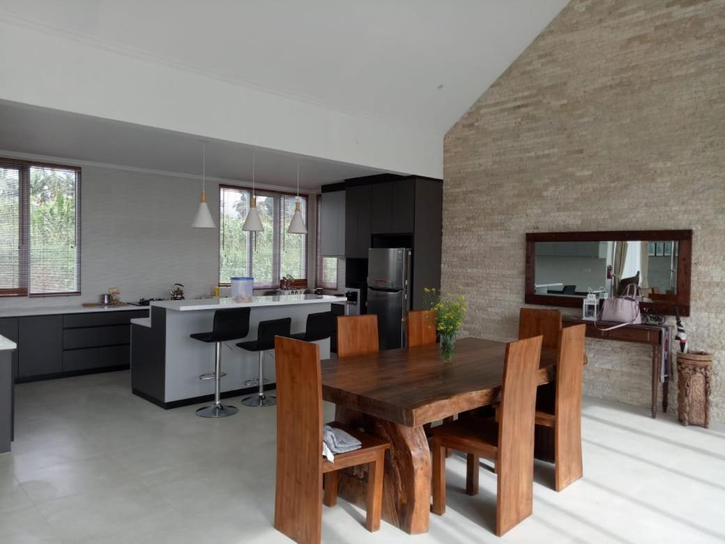 VILLA AKIRA, Mountain View Getaway - Housity
