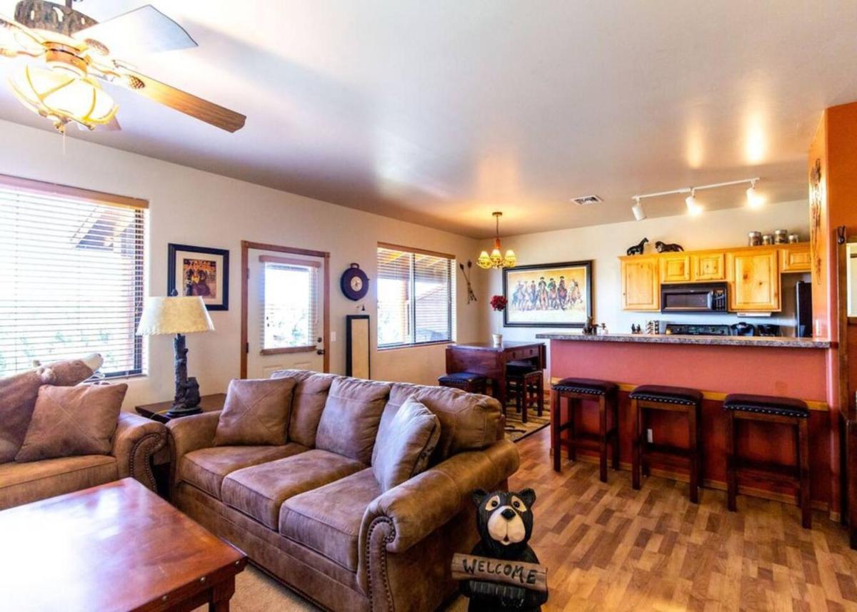 Elegant Cottage with Wonderful Views near FH Lake - Housity