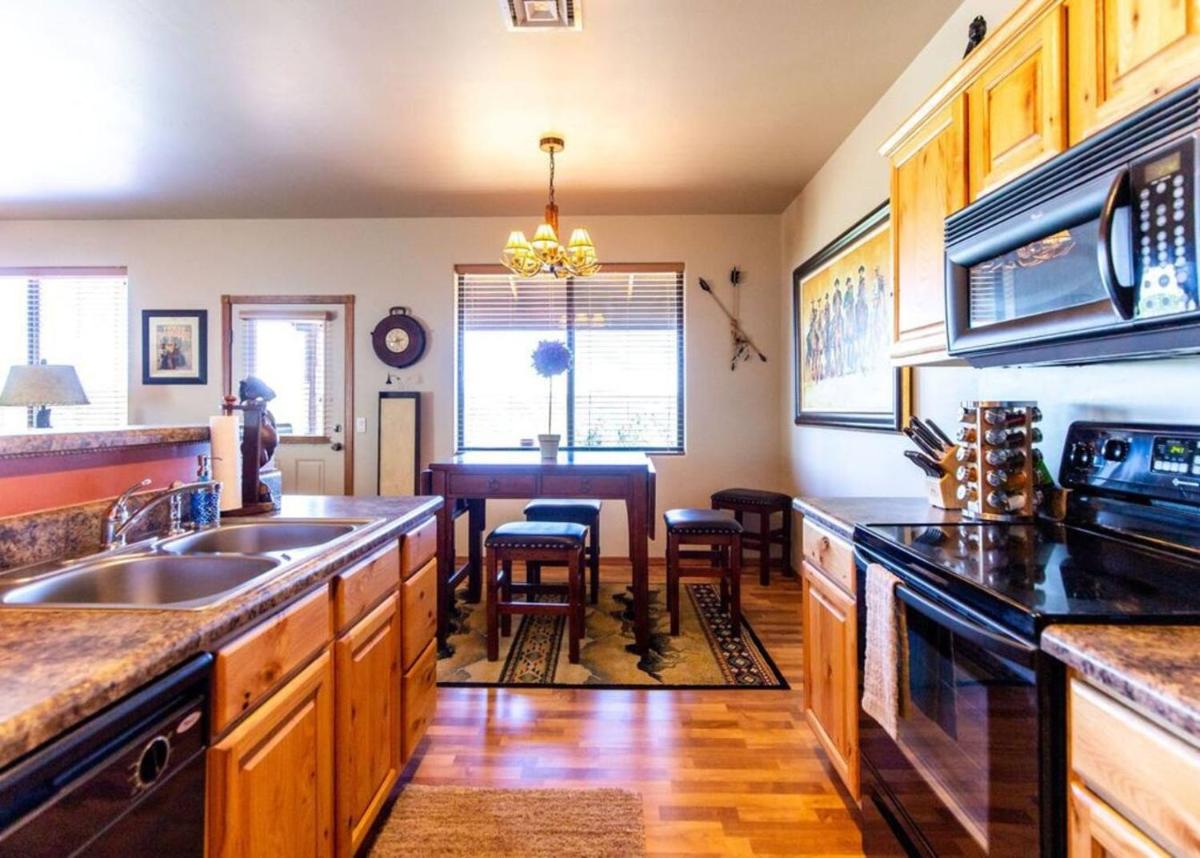 Elegant Cottage with Wonderful Views near FH Lake - Housity