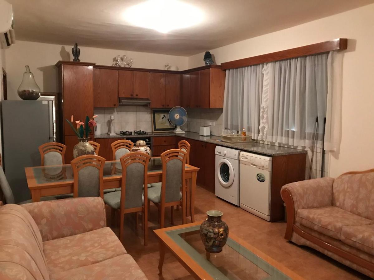 Pomos Small Sunny House - Housity
