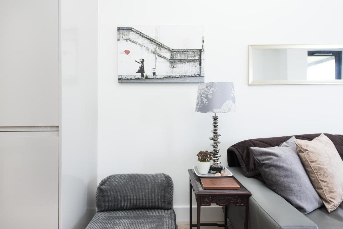 Modern 1 Bedroom Flat near Canary Wharf in London - Housity