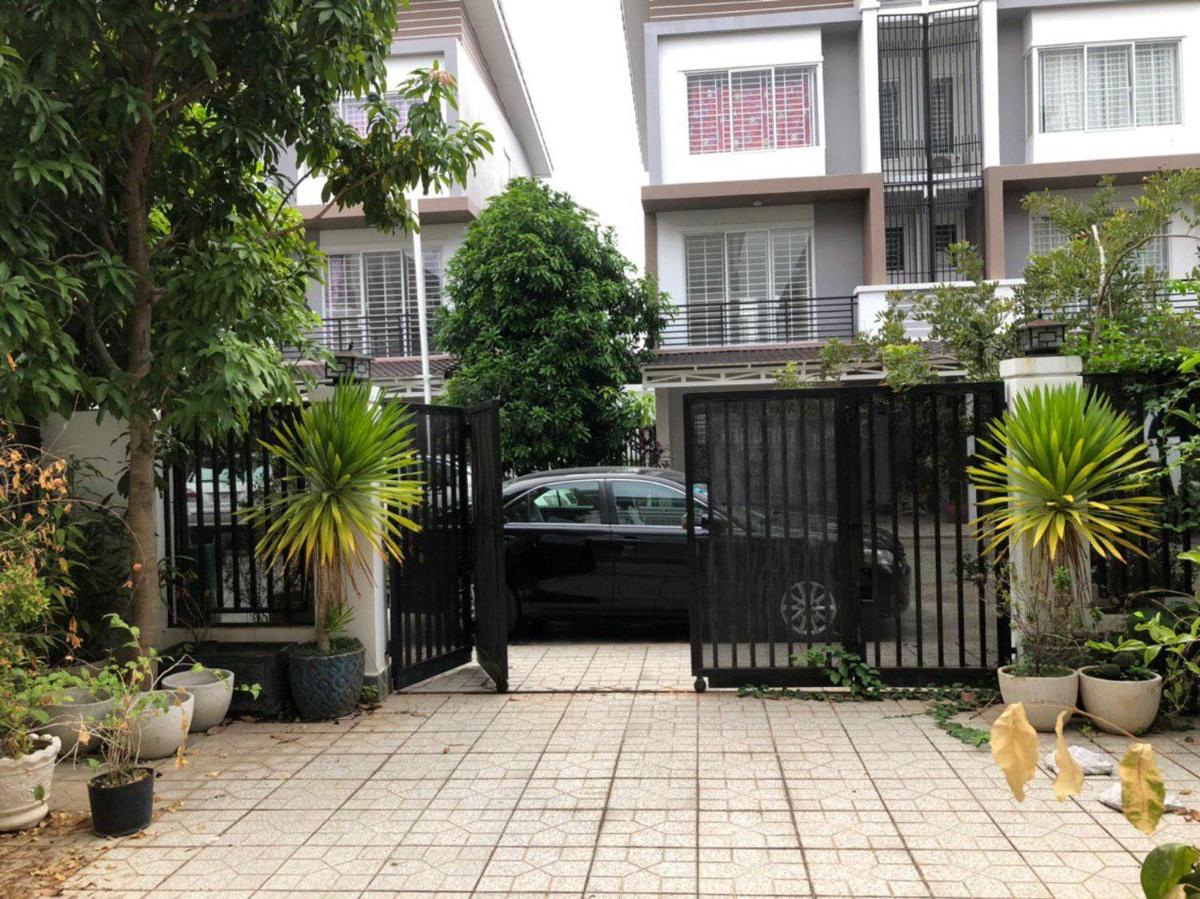 Ellienett Spot - Housity