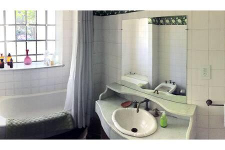 Suitetrails - Habitación en casa con gran jardín