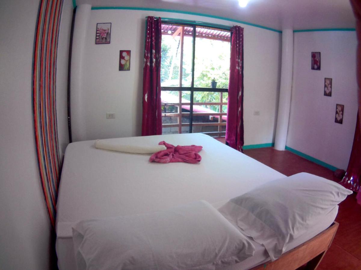 Suitetrails - Casa de Viajeros (2nd floor) spacious aircon room