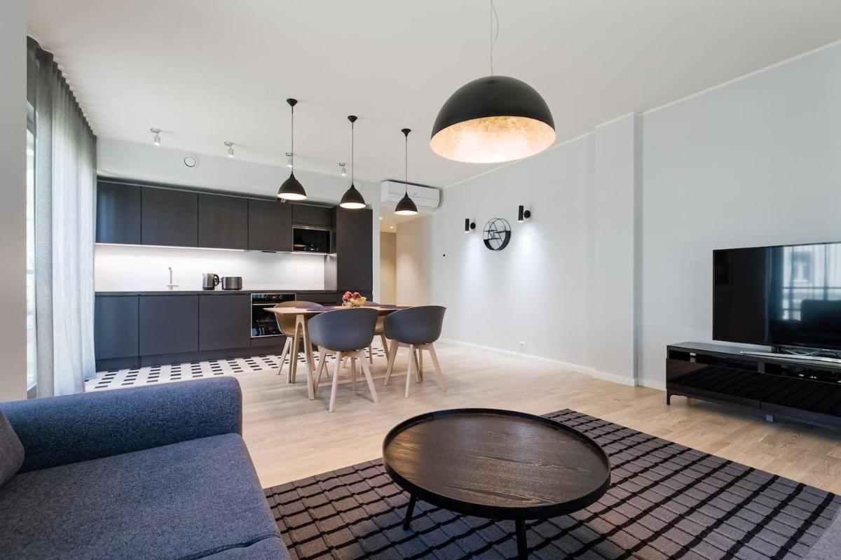 Suitetrails - Central apartments, Quiet with Free Parking and AC.