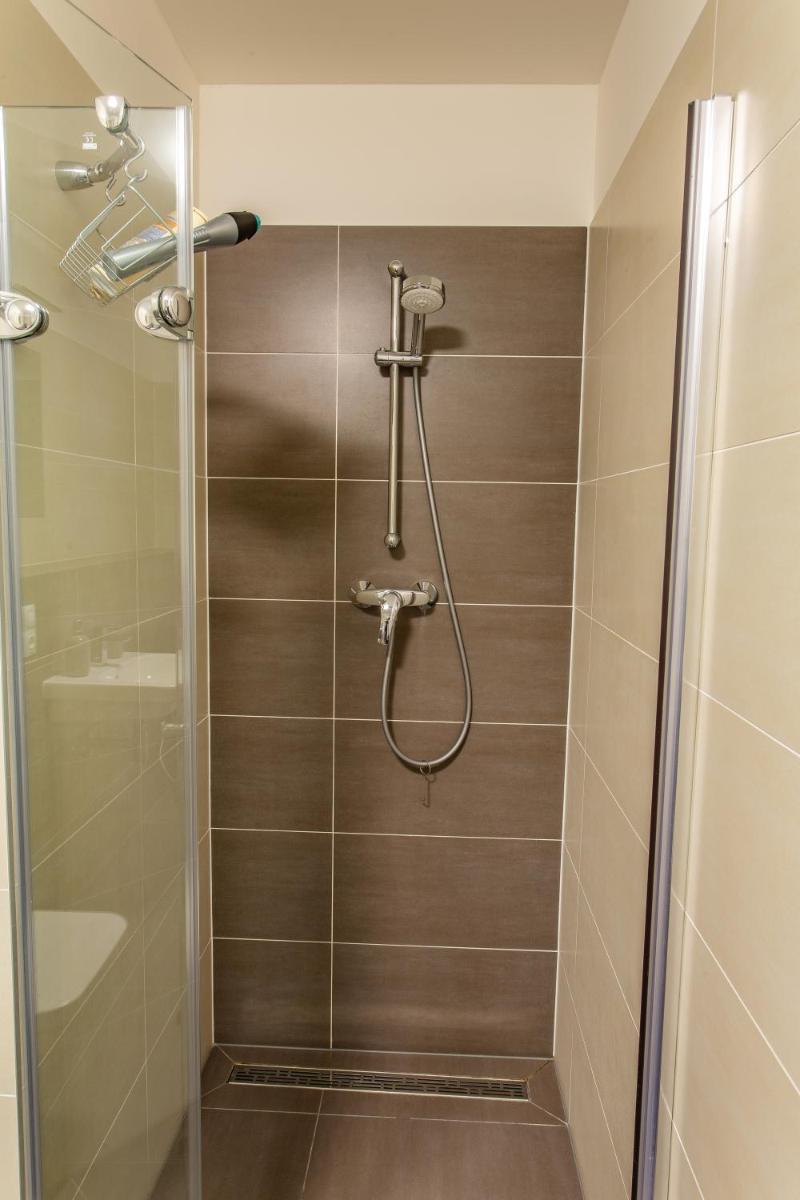 Suitetrails - Spacious Terrace Apartment with free private parking