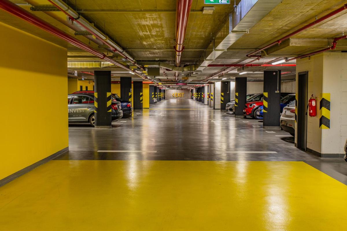 Suitetrails - Spacious Terrace Apartment with free private parking