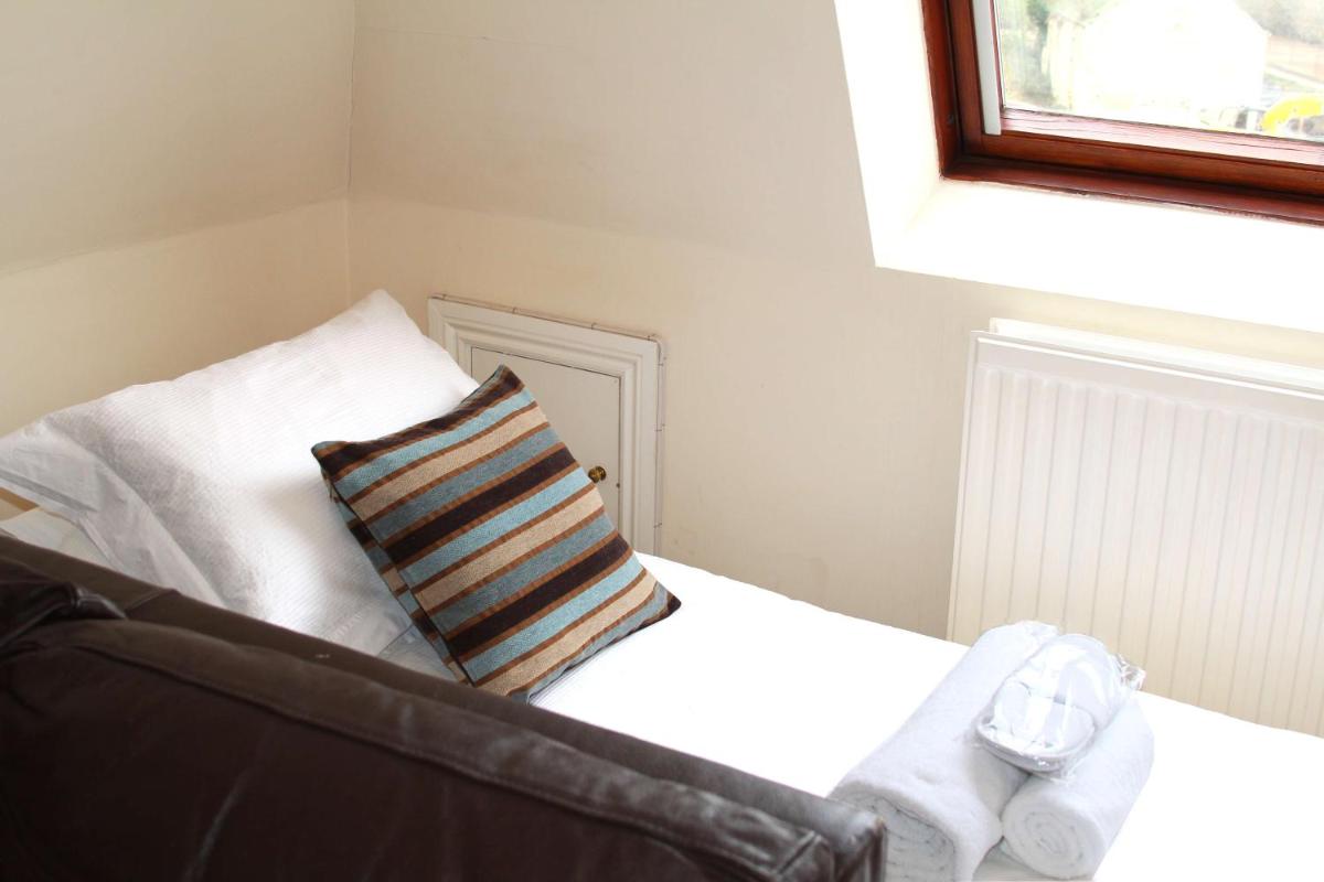 Cotswolds Valleys Accommodation - Exclusive use character one bedroom family holiday apartment - Hizvo