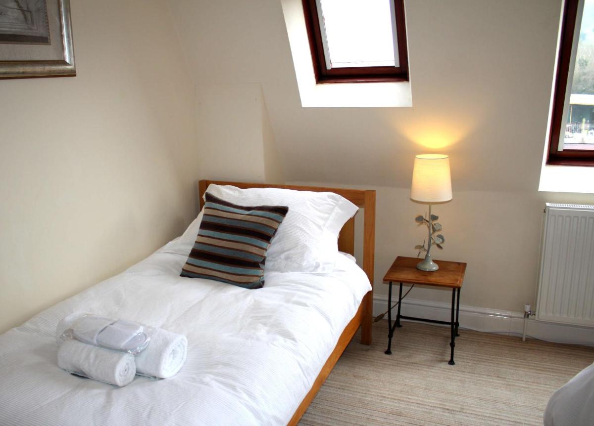Cotswolds Valleys Accommodation - Exclusive use character one bedroom family holiday apartment - Hizvo