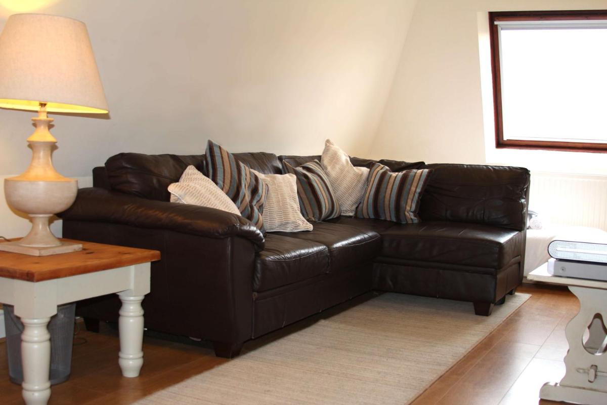 Cotswolds Valleys Accommodation - Exclusive use character one bedroom family holiday apartment - Hizvo