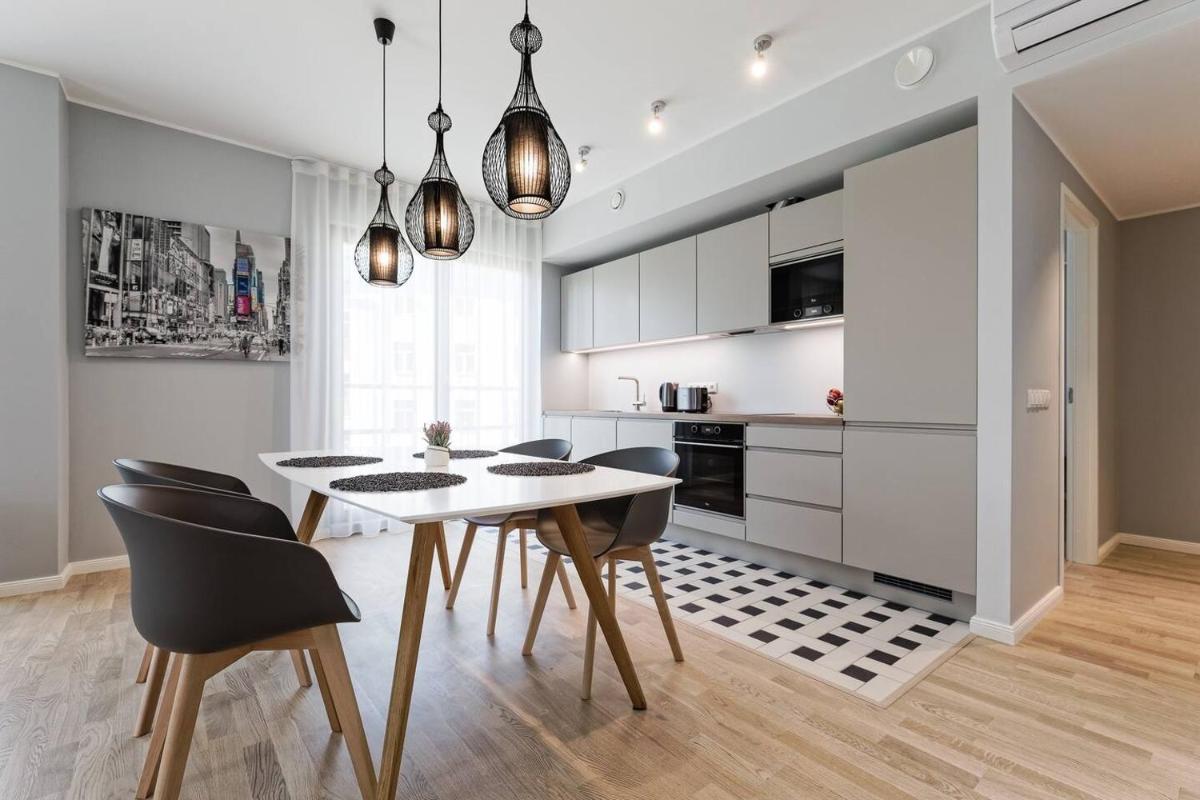 Suitetrails - Central apartments, Quiet with Free Parking and AC.
