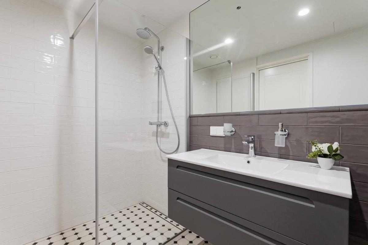Suitetrails - Central apartments, Quiet with Free Parking and AC.