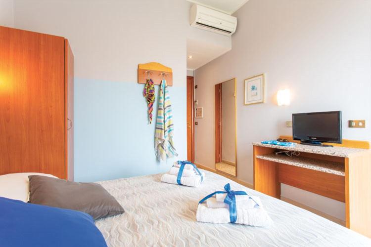 Hotel Tritone Rimini - Housity