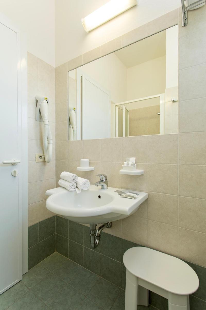 Hotel Tritone Rimini - Housity