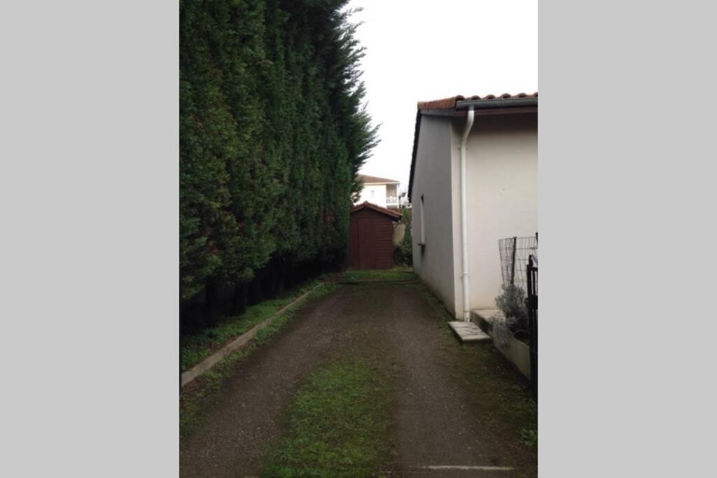 Jolie villa individuelle meublée de plein pied avec jardin - Housity