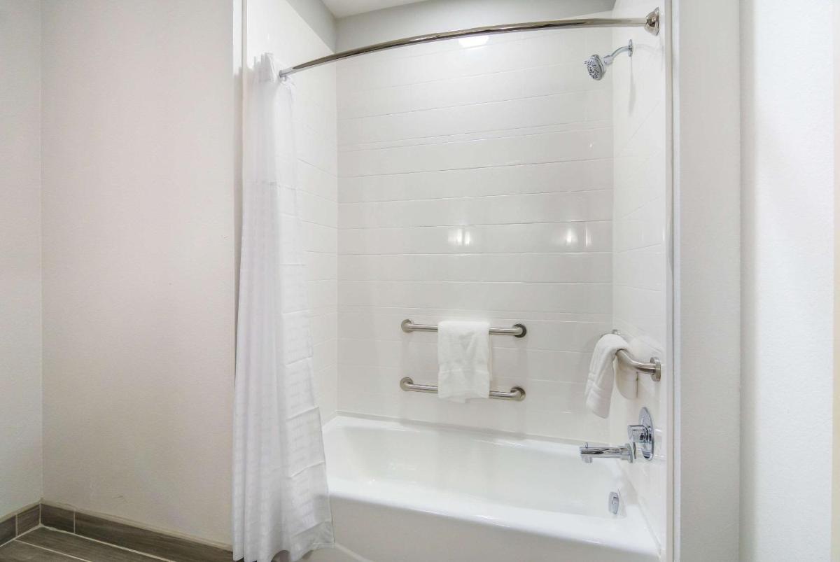 Comfort Suites DeSoto Dallas South - Housity