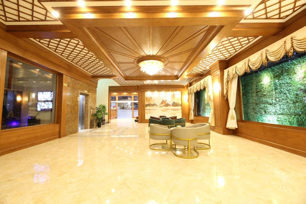 Suitetrails - Royal Peacock Hotel