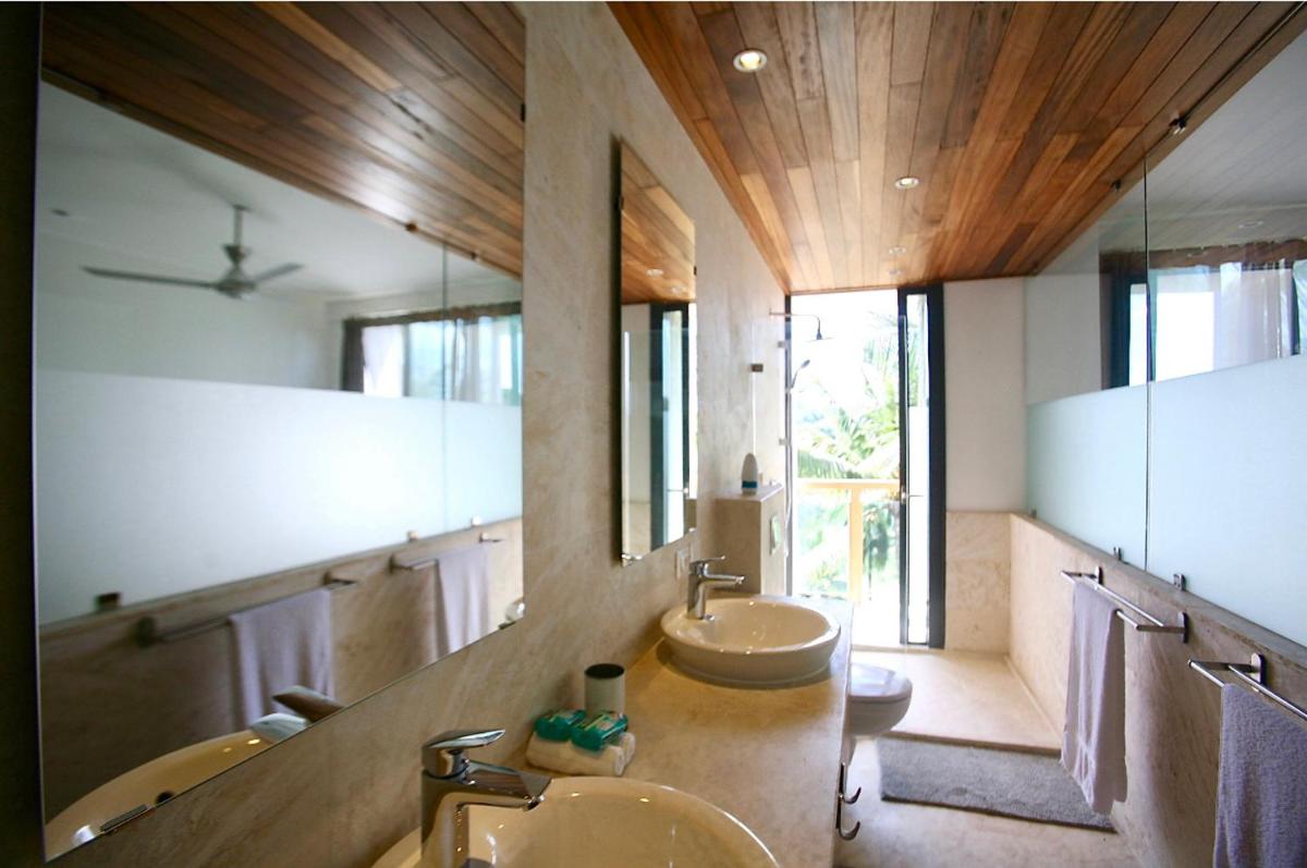 Suitetrails - Modern 7 bedrooms Villa on private beach access