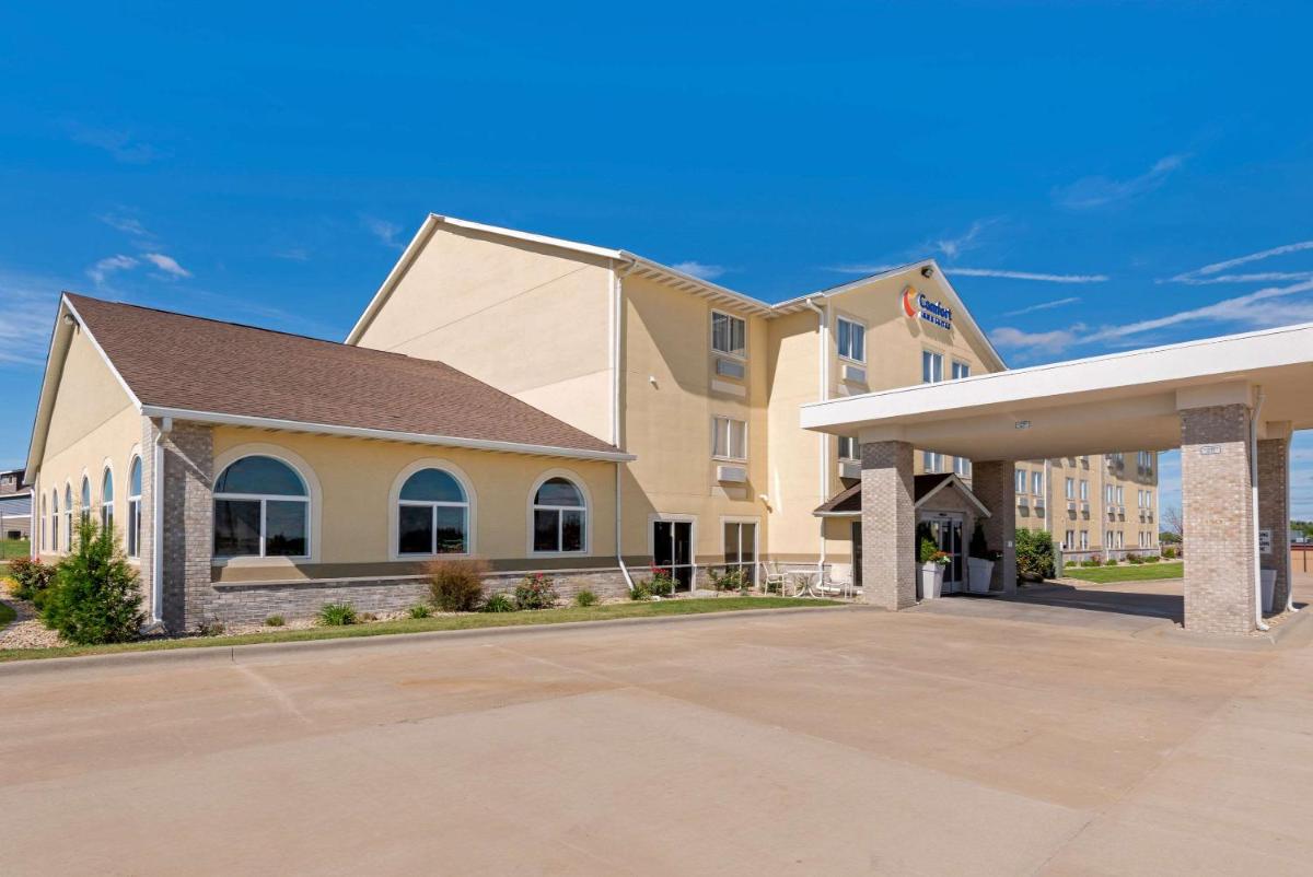 Comfort Inn & Suites near Route 66 Award Winning Gold Hotel 2021 - Housity