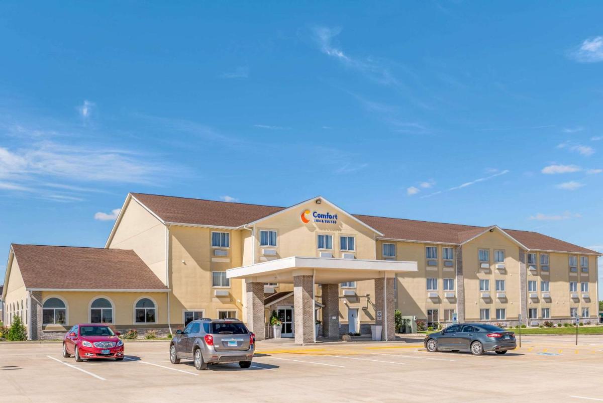 Comfort Inn & Suites near Route 66 Award Winning Gold Hotel 2021 - Housity