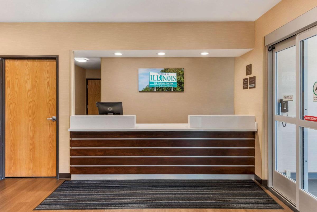 Comfort Inn & Suites near Route 66 Award Winning Gold Hotel 2021 - Housity