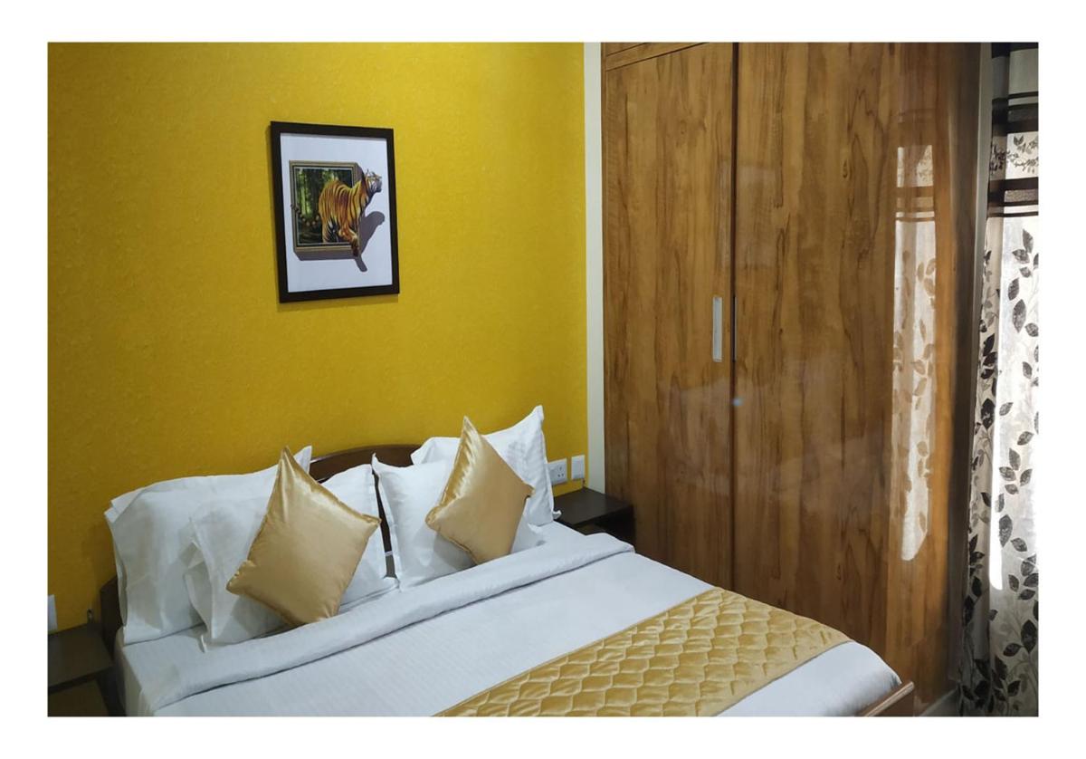 Suitetrails - 2BHK Short Stay Apartment walking Max Saket ( LIFT +Kitchen+Parking+3 nights min stay)