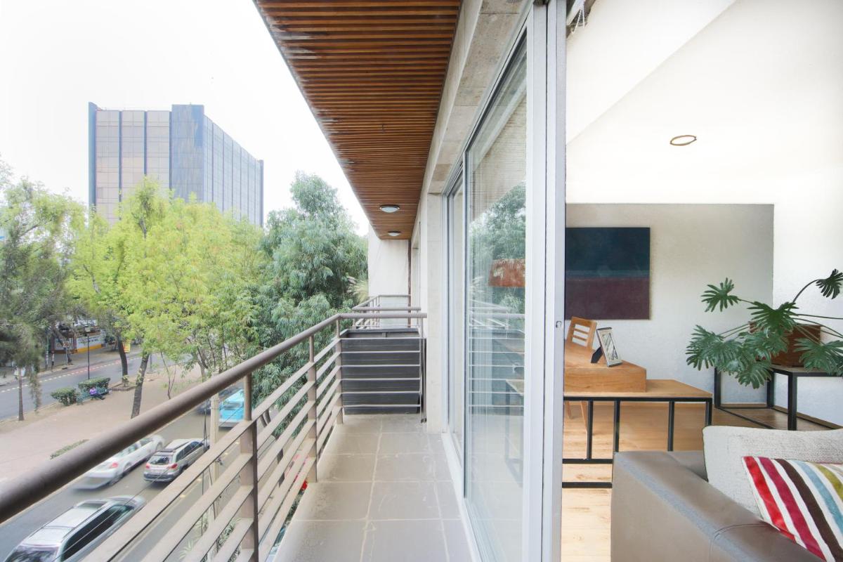 Suitetrails - AO 301 - Classy Accents & Private Balcony in La Condesa