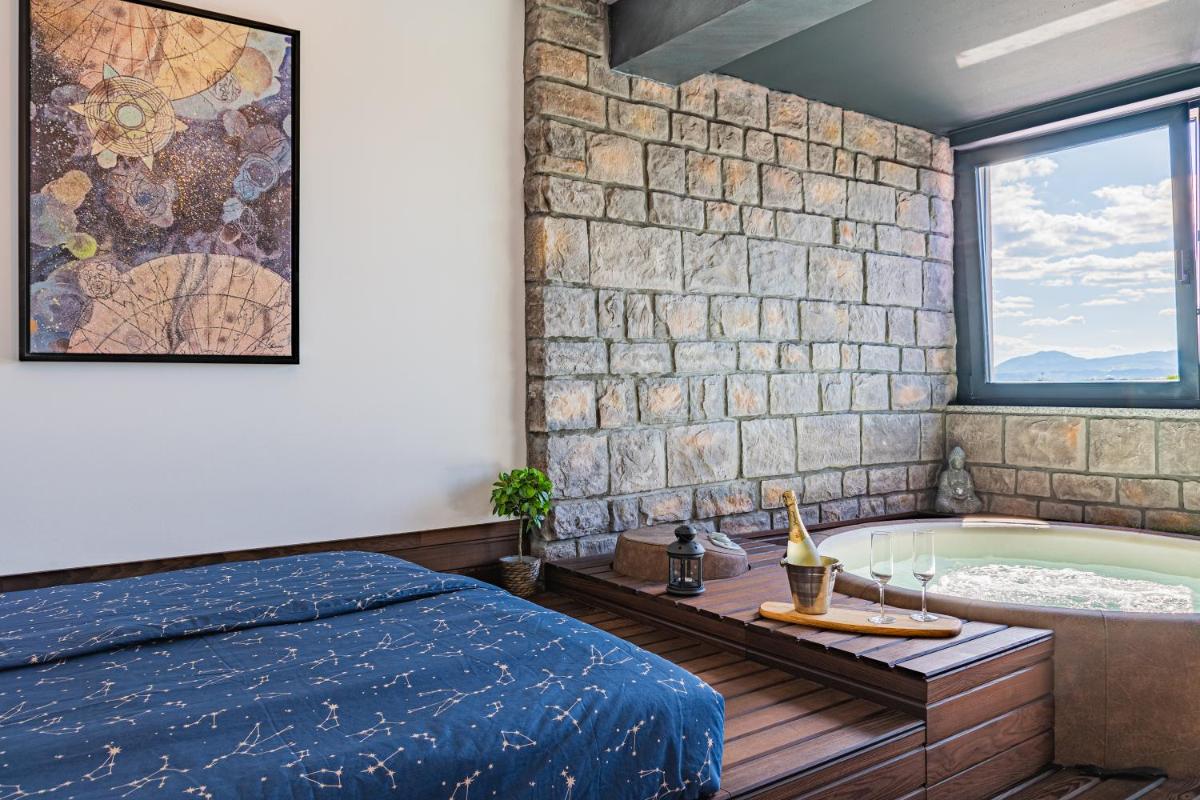 Suitetrails - Jacuzzi - Flexible SelfCheckIns 20 - Zagreb - Luxury - Garage - Smart - Brand New - Apartments Repinc