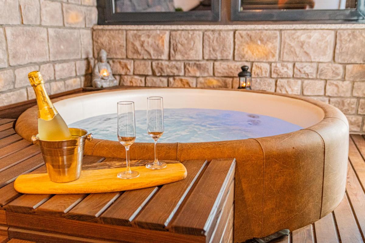 Suitetrails - Jacuzzi - Flexible SelfCheckIns 20 - Zagreb - Luxury - Garage - Smart - Brand New - Apartments Repinc