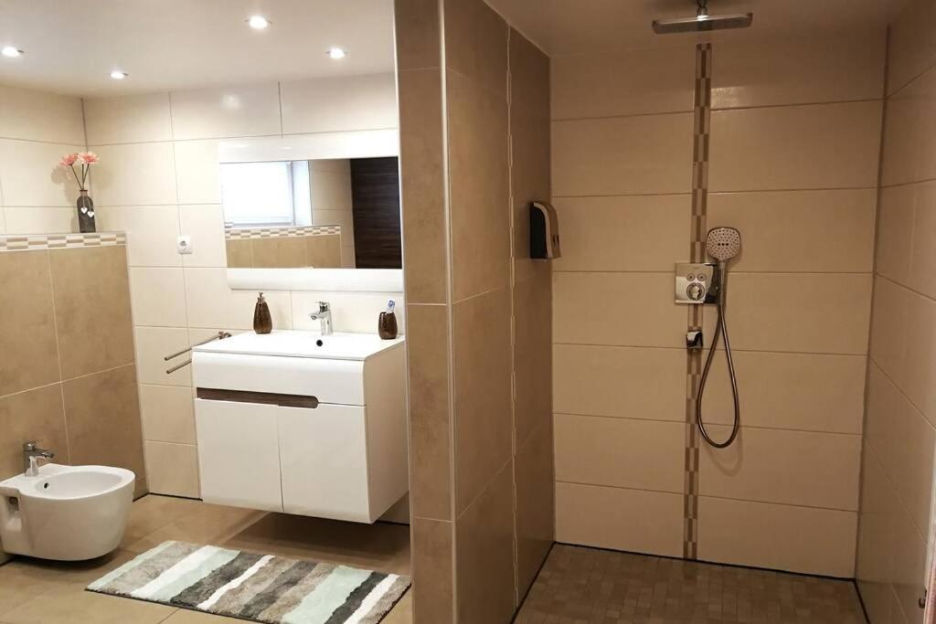 Ferienwohnung mit Sauna und schönem Garten - Hizvo