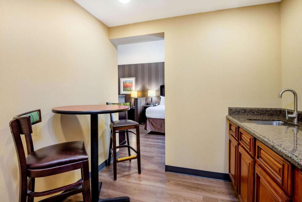 La Quinta Inn & Suites Bel Air - Housity