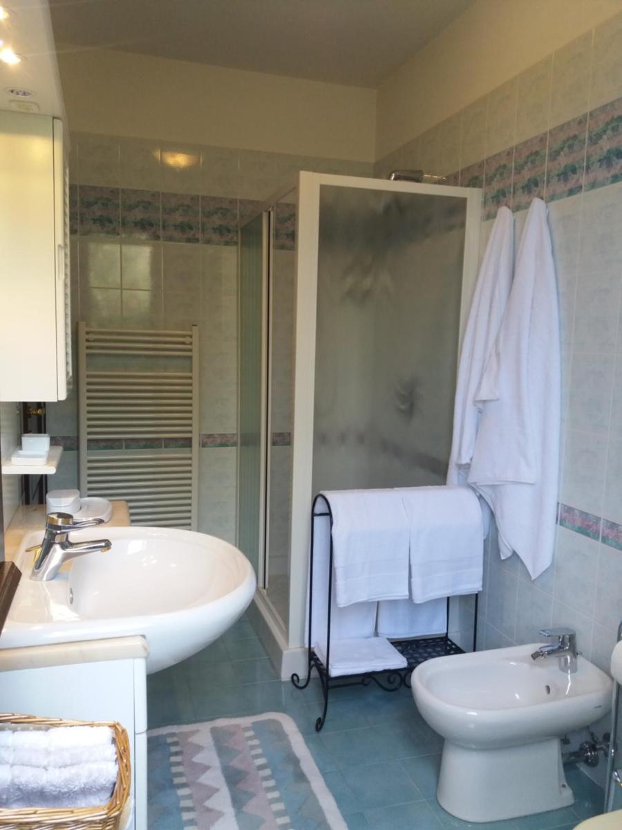 Suitetrails - Casa Intignano - Camera con bagno e portico vista lago