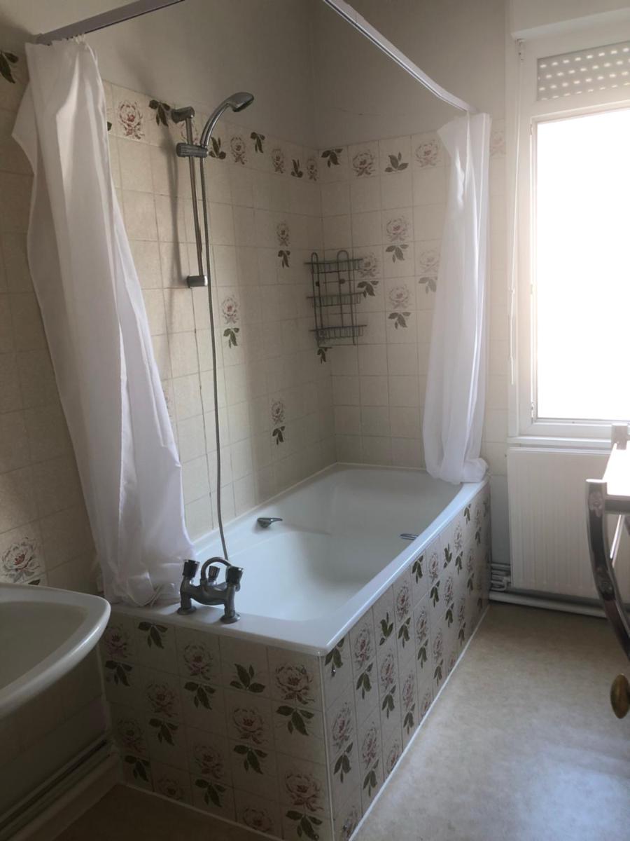 Spacious Quentoinise Town House - Housity