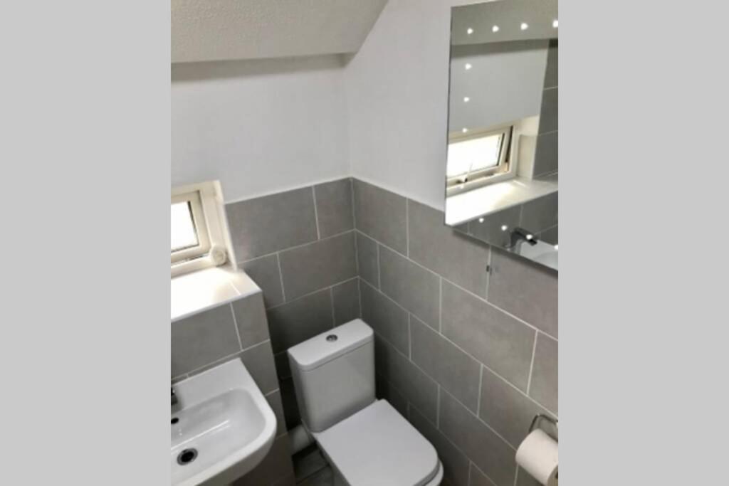Spacious & Luxurious 1 bed House in Thamesmead - Housity